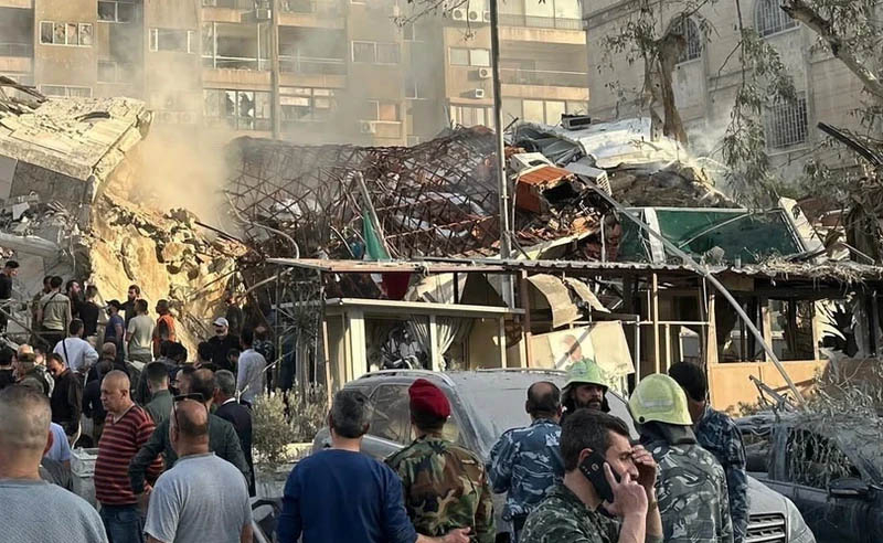 Lực lượng cứu hộ khẩn cấp làm nhiệm vụ tại hiện trường vụ oanh tạc khu vực gần Đại sứ quán Iran ở Damascus, Syria ngày 1/4/2024.