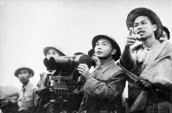 Đại tướng Võ Nguyên Giáp quan sát trận địa lần cuối cùng trước khi phát lệnh nổ súng mở màn chiến dịch Điện Biên Phủ. Ảnh tư liệu