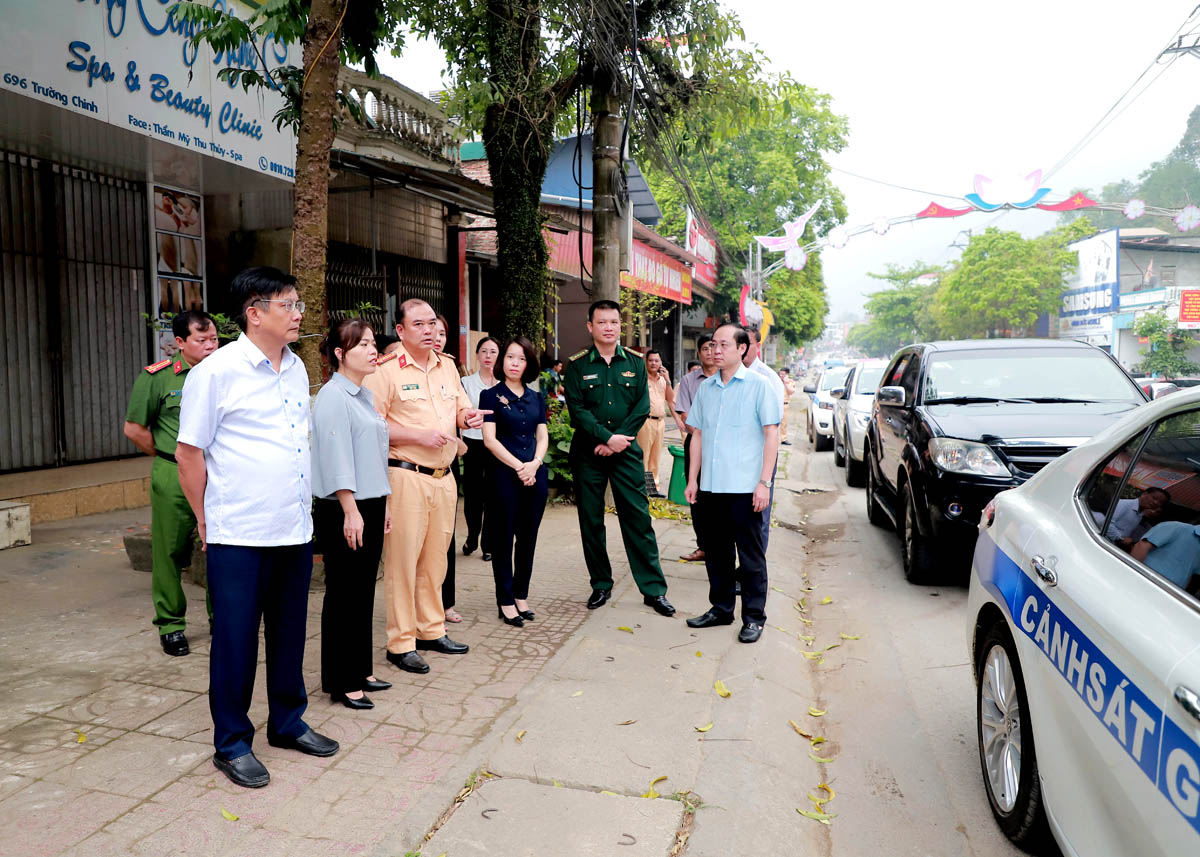 Đoàn giám sát của Đoàn ĐBQH khóa XV đơn vị tỉnh Hà Giang giám sát đoạn đường thường xuyên xảy ra tai nạn trên tuyến Quốc lộ 2 thuộc địa bàn huyện Bắc Quang.