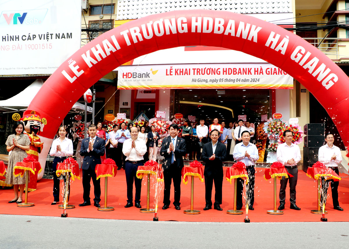 Các đại biểu cắt băng khai trương HDBank Chi nhánh Hà Giang.