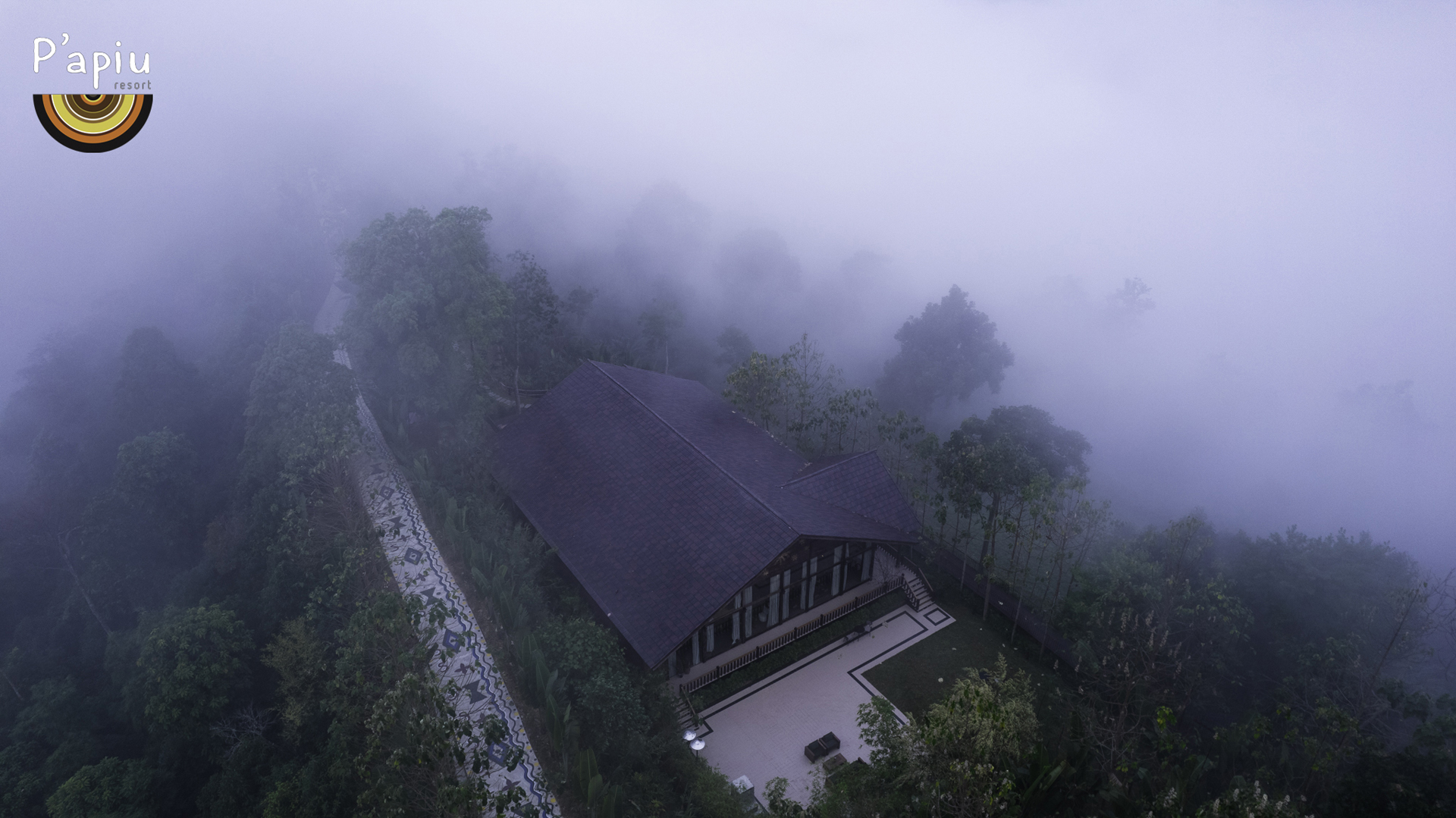 Ravine Villa is hidden amidst the clouds on a spring morning. This is a twin villa designed in an elegant and comfortable Nordic style, with one side welcoming the sunrise and the other side allows visitors to admire the impressive sunset.