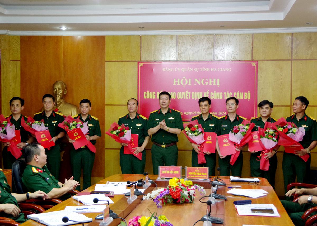 Đồng chí Đại tá Nguyễn Hoài Nam trao quyết định điều động, bổ nhiệm chức vụ cho các cán bộ.