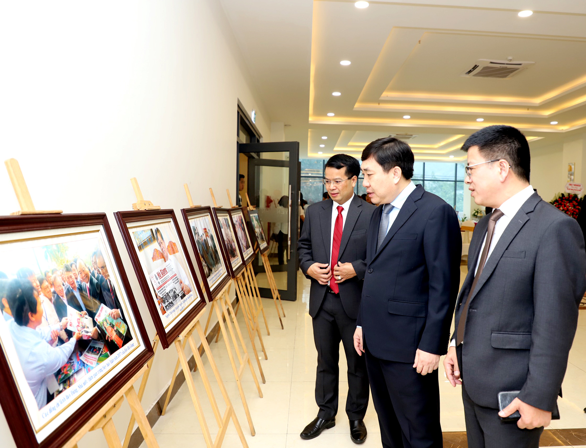 Quyền Bí thư Tỉnh ủy Nguyễn Mạnh Dũng tham quan khu trưng bày ảnh của Báo Hà Giang.