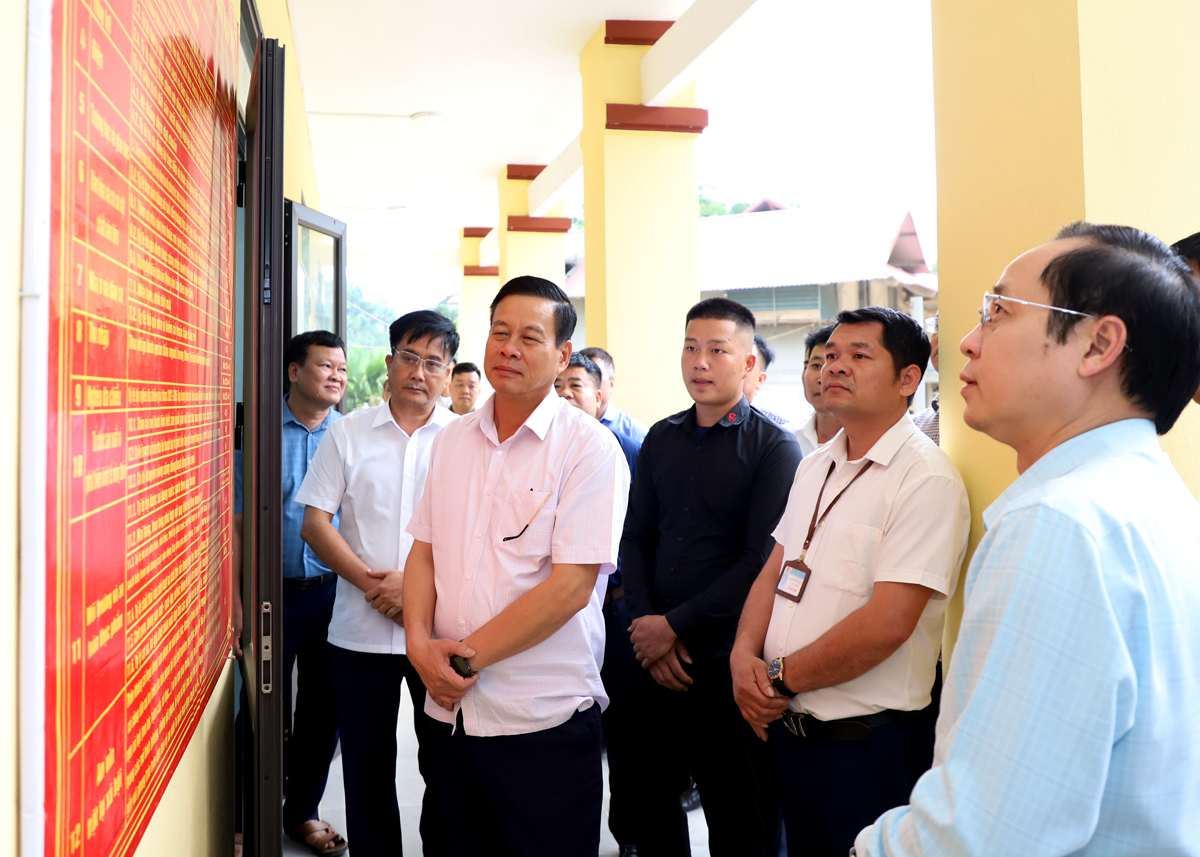 Chủ tịch UBND tỉnh Nguyễn Văn Sơn kiểm tra tình hình thực hiện các tiêu chí NTM tại thôn Buột, xã Đồng Tiến.
