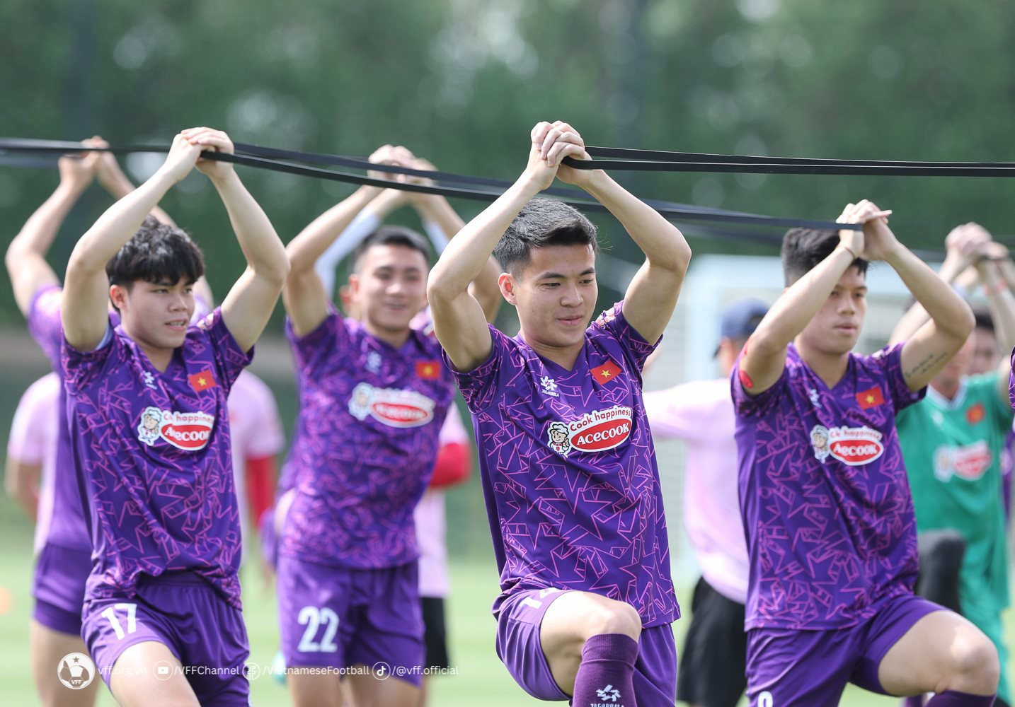 Các cầu thủ đội tuyển U23 Việt Nam rèn thể lực dưới trời nắng gắt.