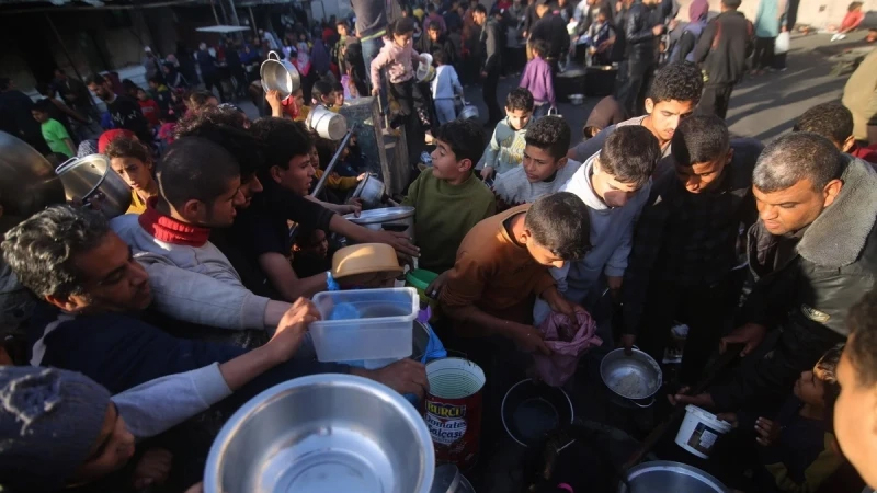 Người dân chờ được phát thực phẩm cứu trợ tại thành phố Rafah, Dải Gaza.
