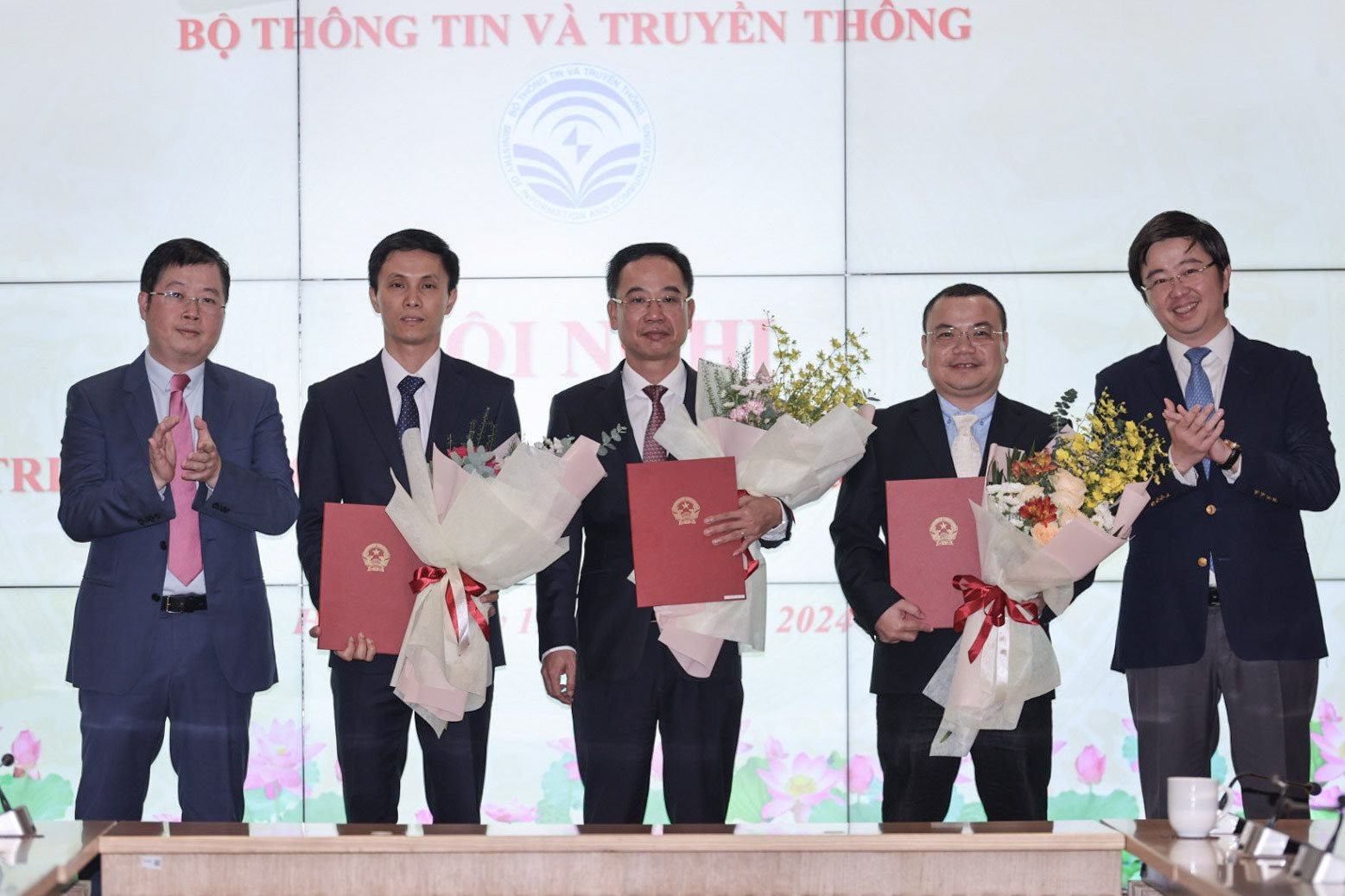 Lãnh đạo Bộ TT&TT trao quyết định điều động và bổ nhiệm Tổng Biên tập Tạp chí Thông tin và Truyền thông cho ông Nguyễn Văn Hiếu