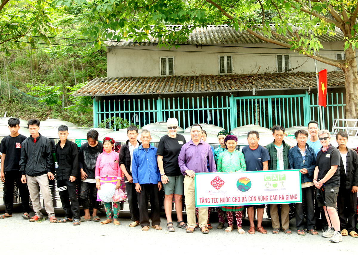 Công ty Trách nhiệm hữu hạn Infinity Hà Giang Travel cùng các đơn vị tài trợ tặng bồn nước cho các hộ nghèo.