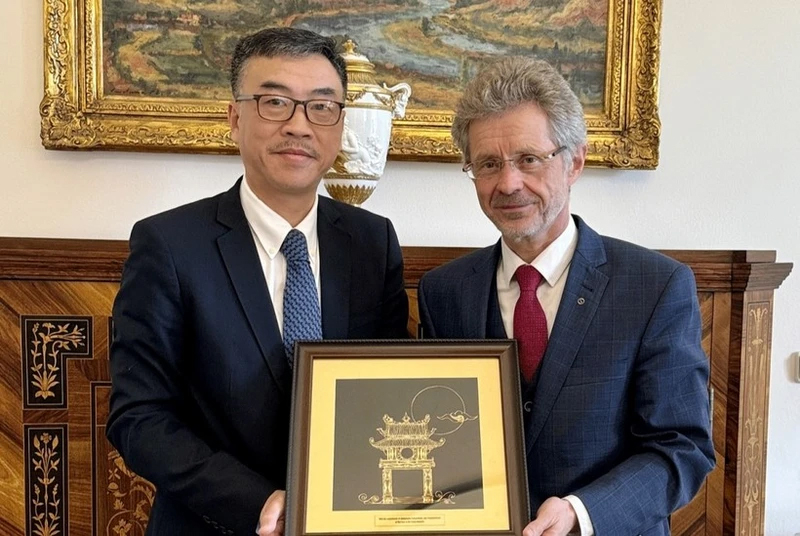 Đại sứ Dương Hoài Nam tặng quà lưu niệm Chủ tịch Thượng viện Séc Milos Vystcil. 