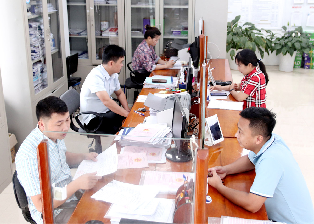 Cán bộ bộ phận “một cửa” huyện Bắc Quang giải quyết thủ tục hành chính nhanh gọn, hiệu quả cho người dân.