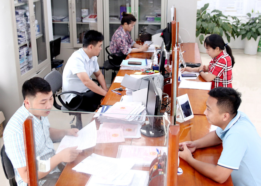 Civil servants of the one-stop shop division in Bac Quang District handle administrative procedures for people in a quick and effective manner.