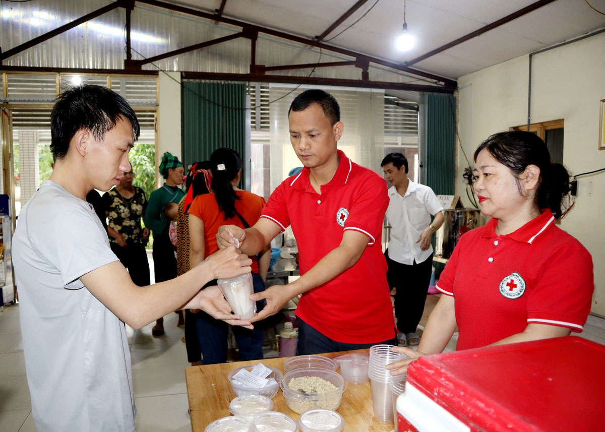 Các bệnh nhân có hoàn cảnh khó khăn tại Bệnh viện Đa khoa tỉnh nhận cháo miễn phí.