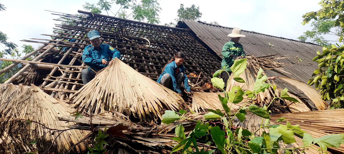 Xã Xuân Minh (Quang Bình) khẩn trương huy động lực lượng dân quân giúp đỡ người dân gia cố lại nhà ở.