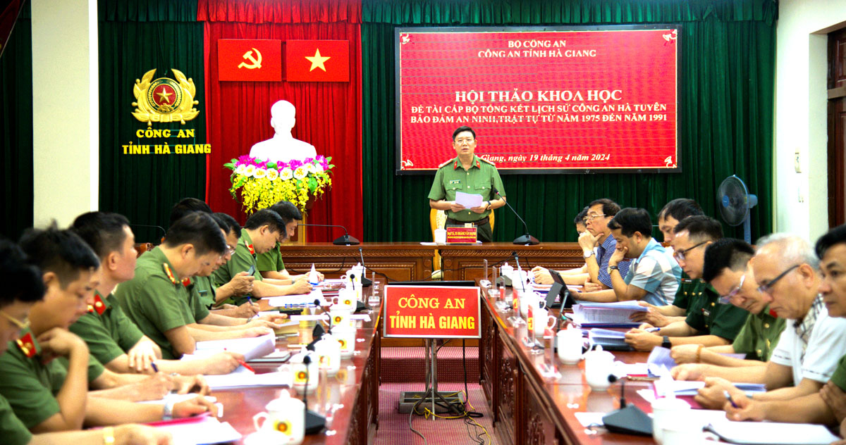 Đại tá Hoàng Văn Mạnh, Phó Giám đốc Công an tỉnh phát biểu  tại hội thảo.