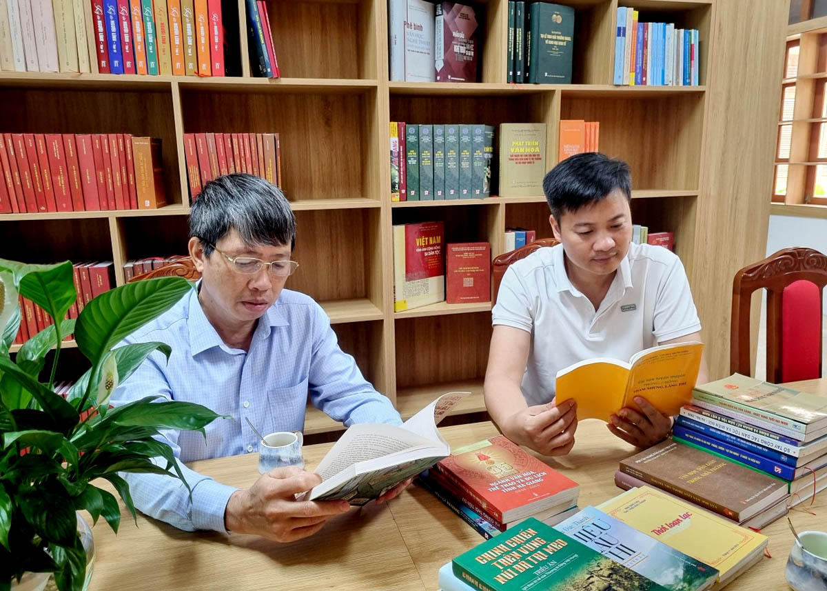 Công chức Ban Tuyên giáo Tỉnh ủy đọc sách tại Thư viện của Ban.