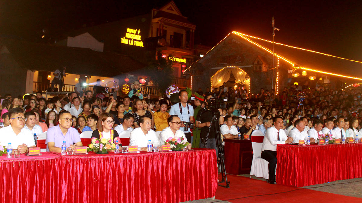 Các đồng chí lãnh đạo tỉnh dự khai mạc Lễ hội Khèn Mông huyện Đồng Văn lần thứ IX