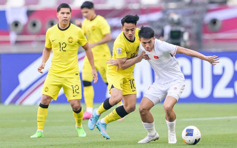 U23 Việt Nam (áo trắng) vào tứ kết sau chiến thắng 2-0 trước U23 Malaysia