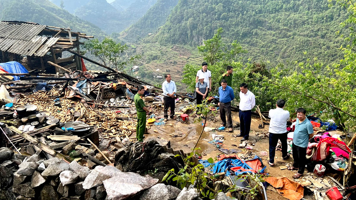 Căn nhà gỗ của gia đình chị Hầu Thị Mo, thôn Phúng Tủng, xã Sủng Trái (Đồng Văn) bị đổ sập hoàn toàn. Ảnh: MY LY