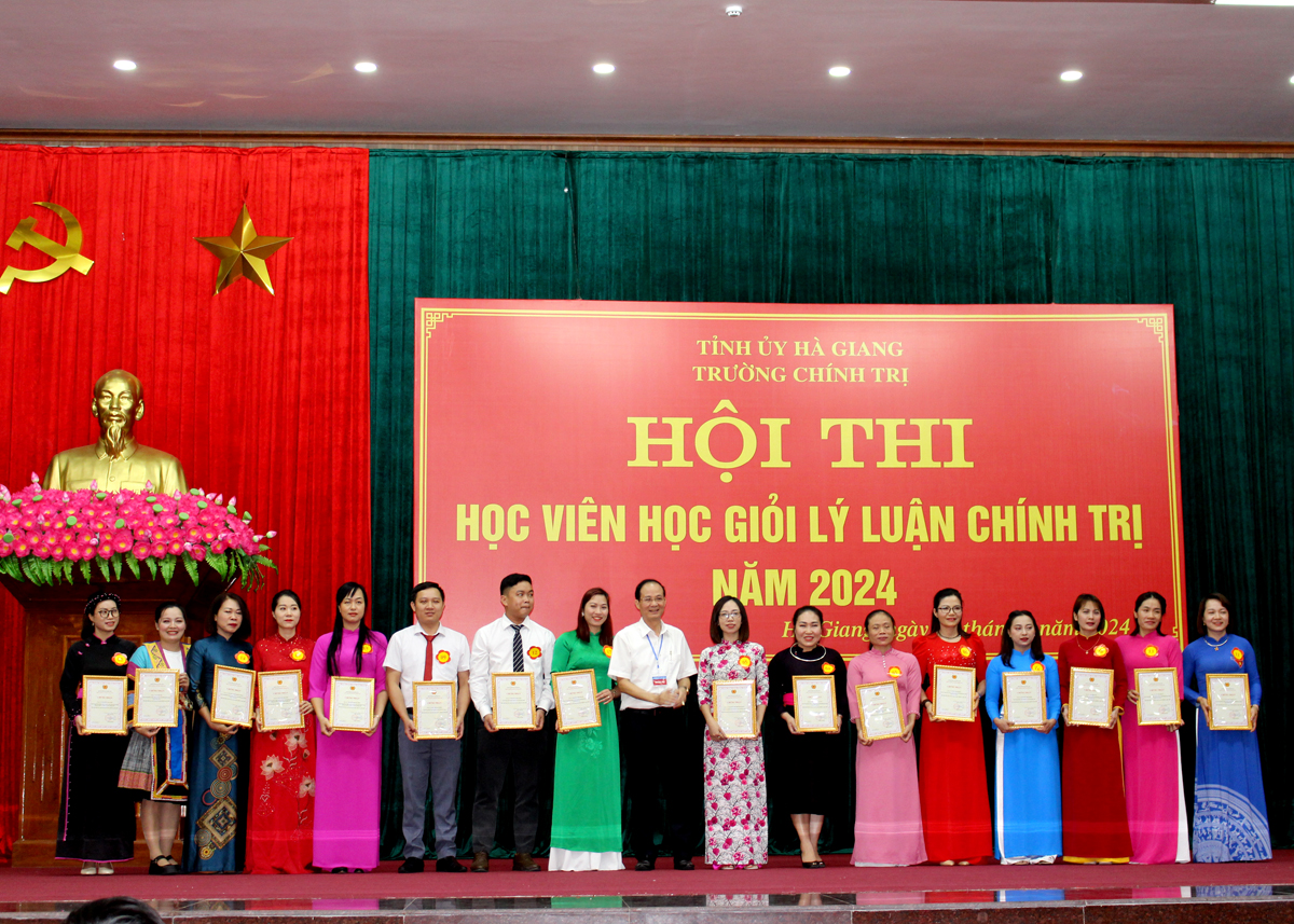 Ban tổ chức trao Giấy chứng nhận cho các thí sinh tham gia cuộc thi.