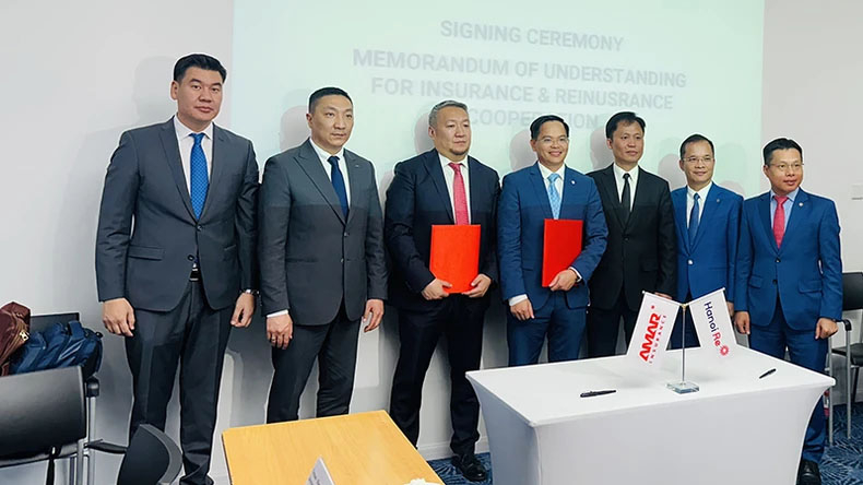 Lễ ký kết Bản ghi nhớ hợp tác trong lĩnh vực bảo hiểm và tái bảo hiểm giữa Công ty Hanoi Re của Việt Nam và Công ty Amar Insurance của Mông Cổ. (