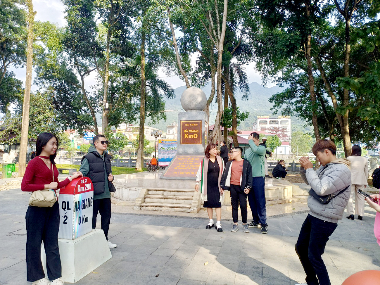 Khách du lịch checkin tại cột mốc KM0 thành phố Hà Giang