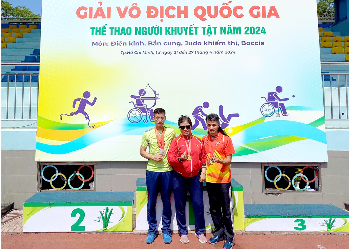 Vận động viên Nguyễn Thị Mai (giữa) người giành Huy chương Vàng môn ném lao.