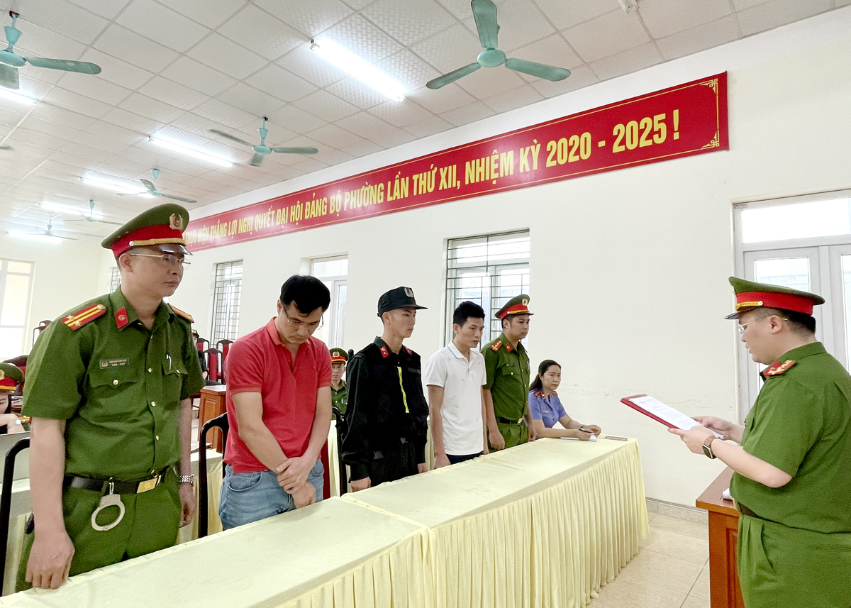 Lực lượng chức năng thi hành lệnh bắt tạm giam đối với Nguyễn Tuấn Linh và Đỗ Hoành Quân.