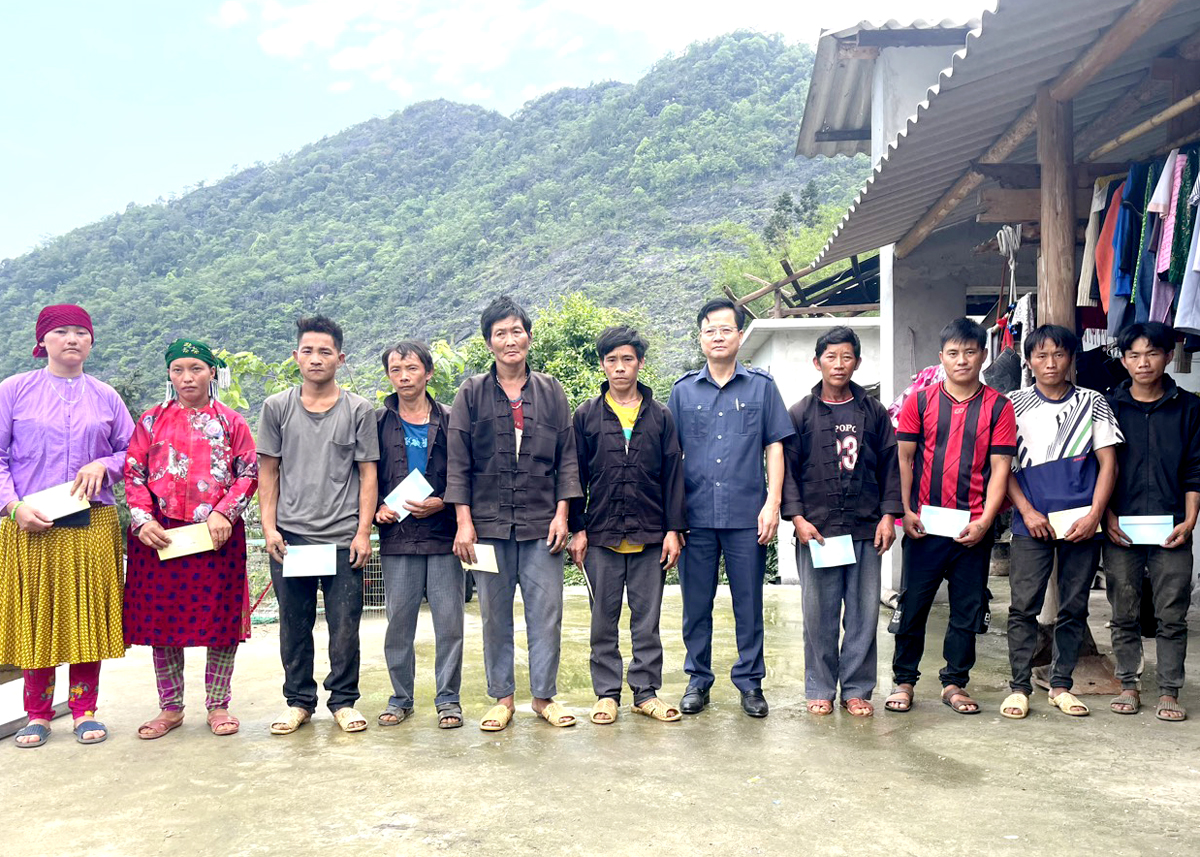 Chủ nhiệm UBKT Tỉnh ủy Trần Quang Minh trao tiền hỗ trợ cho các gia đình tại xã Vần Chải.