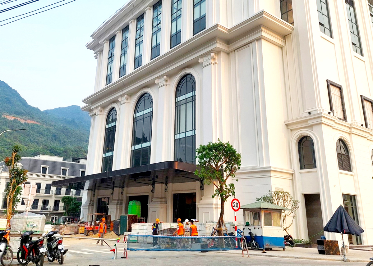 Trung tâm thương mại kết hợp khách sạn của dự án Vincom Shophouse Hà Giang đang được khẩn trương hoàn thiện, đưa vào sử dụng.