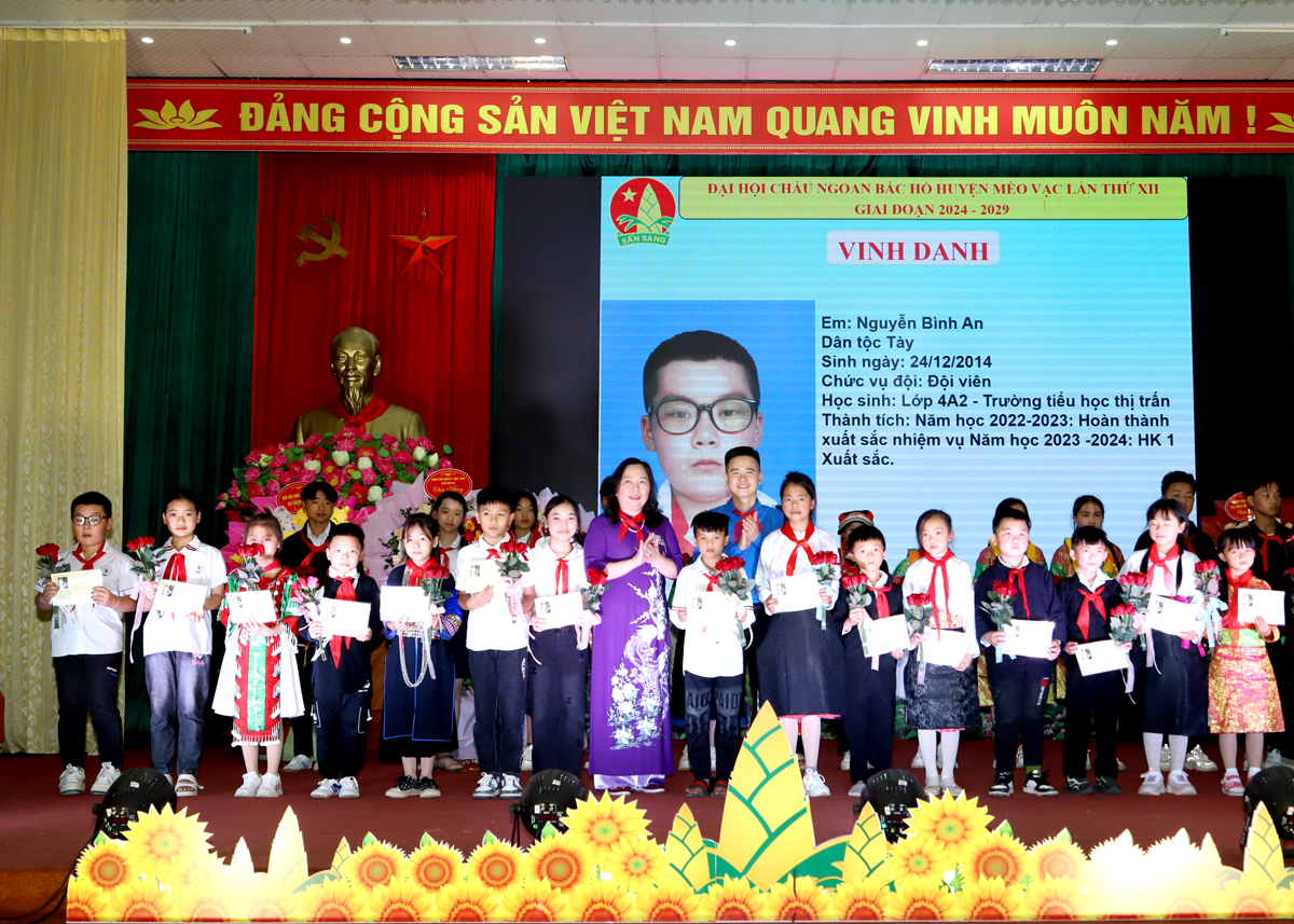 Lãnh đạo Tỉnh đoàn và huyện Mèo Vạc tuyên dương đội viên đạt danh hiệu cháu ngoan Bác Hồ.