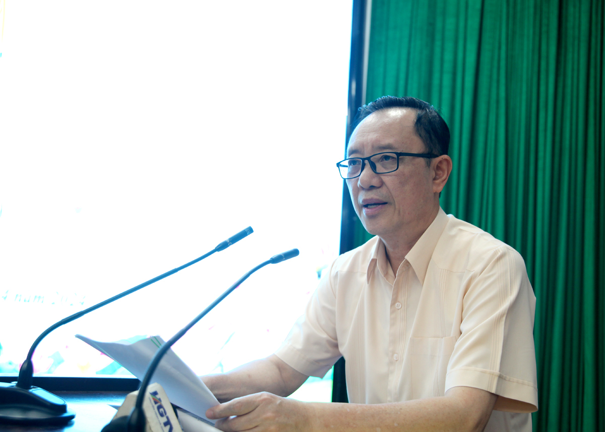 Phó Bí thư Thường trực Tỉnh ủy, Chủ tịch HĐND tỉnh Thào Hồng Sơn phát biểu chỉ đạo hội nghị.