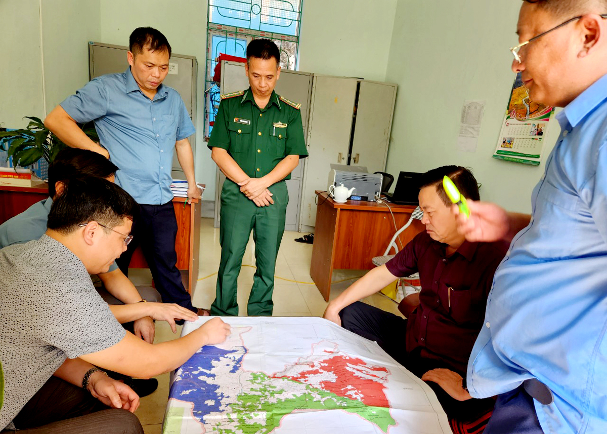 Chủ tịch UBND tỉnh Nguyễn Văn Sơn nghe các lực lượng báo cáo nhanh các điểm cháy rừng.