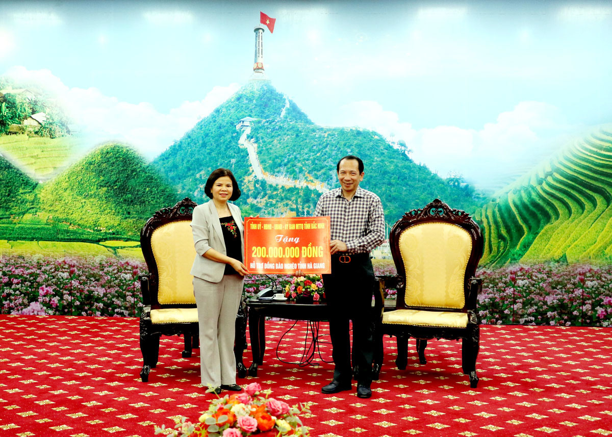 Phó Bí thư Tỉnh ủy, Chủ tịch UBND tỉnh Bắc Ninh Nguyễn Hương Giang trao biển tượng trưng hỗ trợ kinh phí cho hộ nghèo tỉnh Hà Giang.