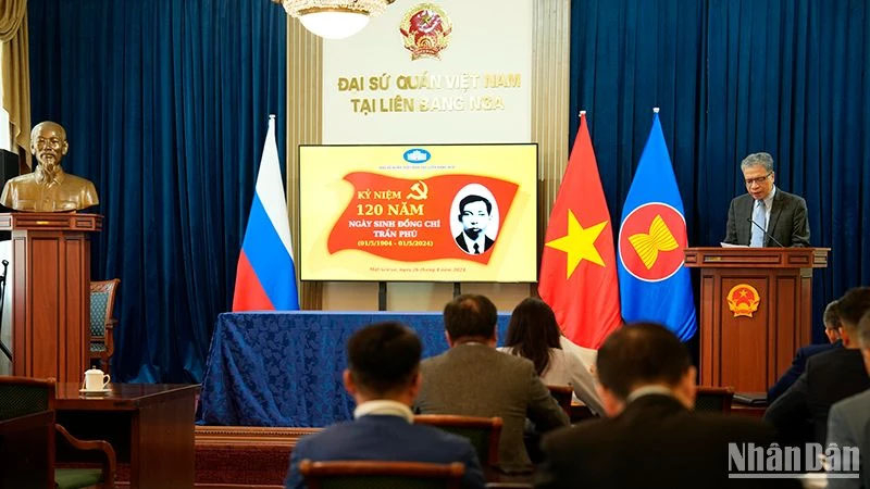 Đại sứ Việt Nam tại Liên bang Nga Đặng Minh Khôi đọc diễn văn tại lễ mít-tinh.