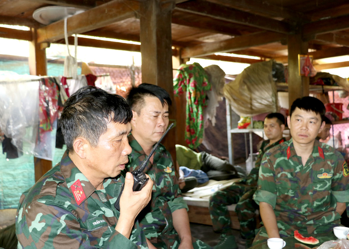 Lãnh đạo Bộ Chỉ huy quân sự tỉnh chỉ đạo công tác chữa cháy rừng tại hiện trường.
