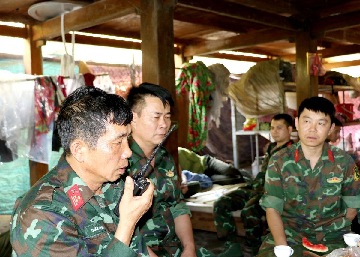 Lãnh đạo Bộ CHQS tỉnh trực tiếp chỉ đạo công tác chữa cháy rừng tại hiện trường.
