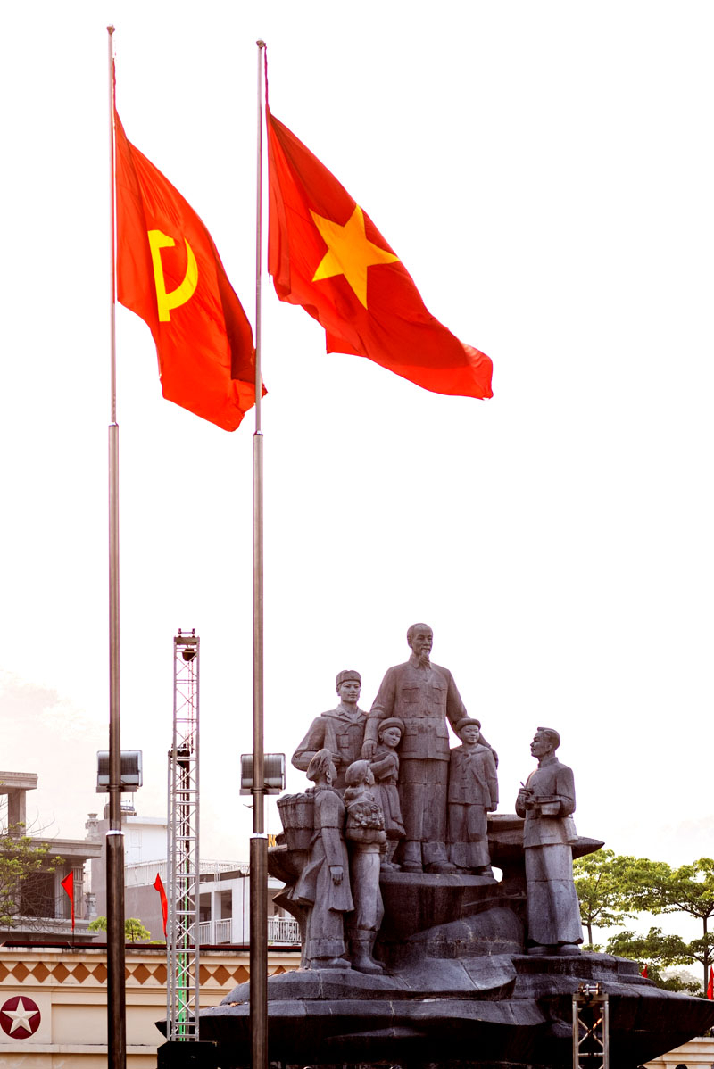 Cờ Đảng và cờ Tổ quốc tung bay bên tượng Đài Bác Hồ và Nhân dân các dân tộc tỉnh Hà Giang 