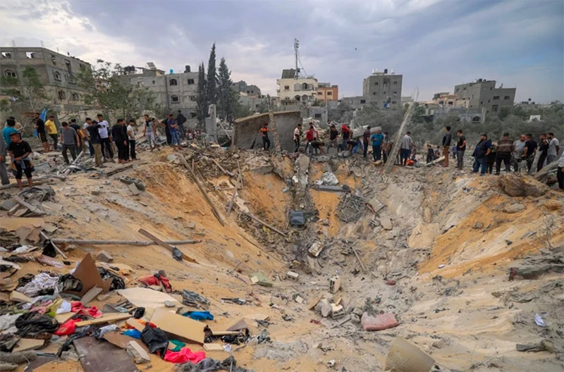 Hiện trường một cuộc oanh tạc của Israel xuống thành phố Khan Yunis, phía Nam Dải Gaza ngày 12/11/2023. 