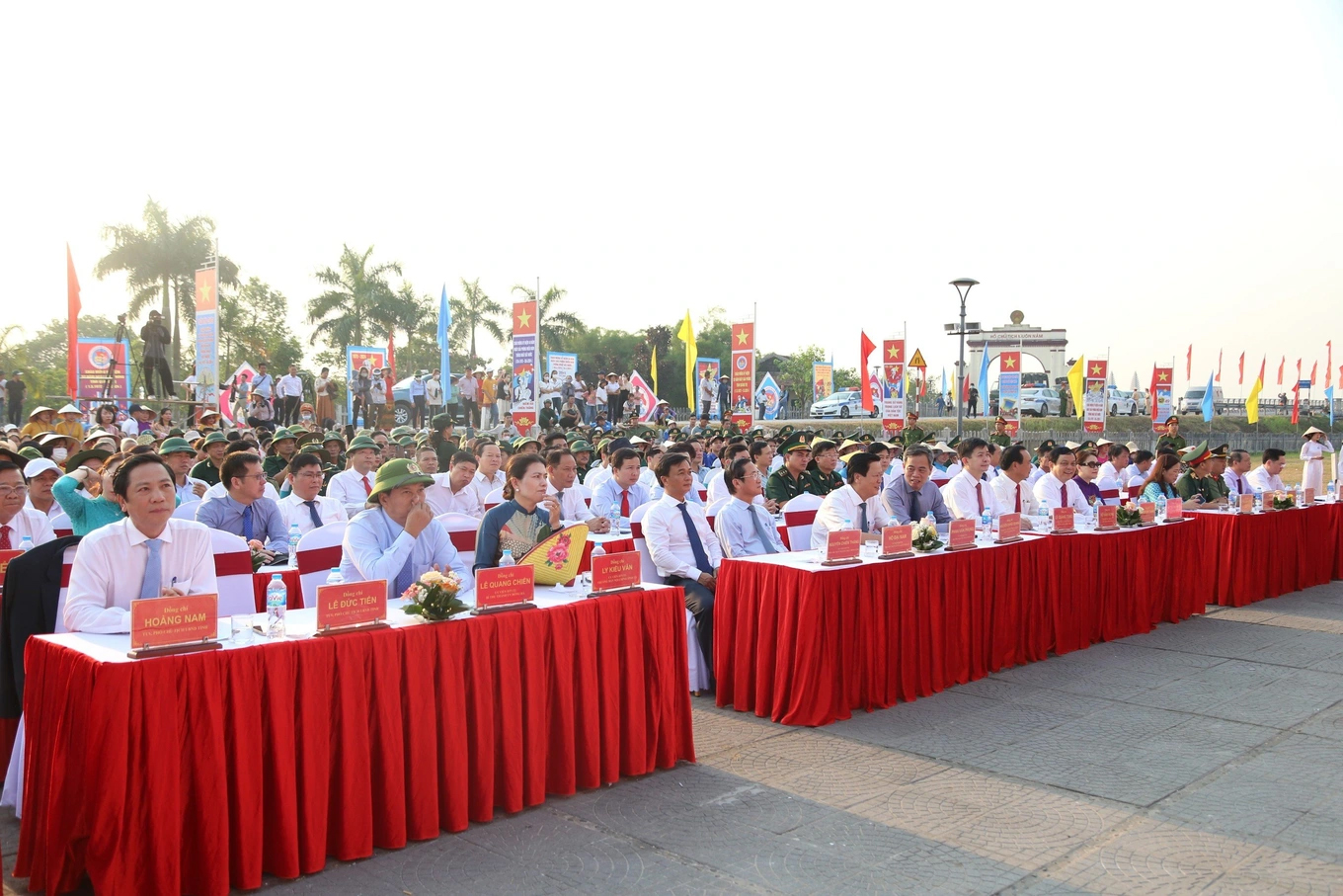 Các đại biểu, lãnh đạo Quảng Trị và đông đảo người dân tham dự Lễ Thượng cờ Thống nhất non sông.