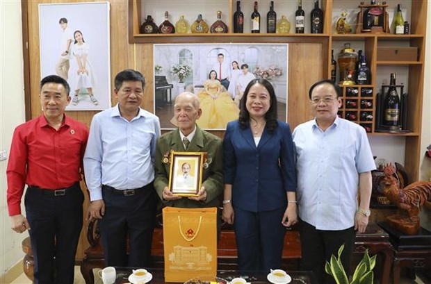 Acting President Vo Thi Anh Xuan (second from right) visits veteran Nguyen Viet Diem (centre), 94, in Thanh Binh ward, Dien Bien Phu city on April 21. (Photo: VNA)
