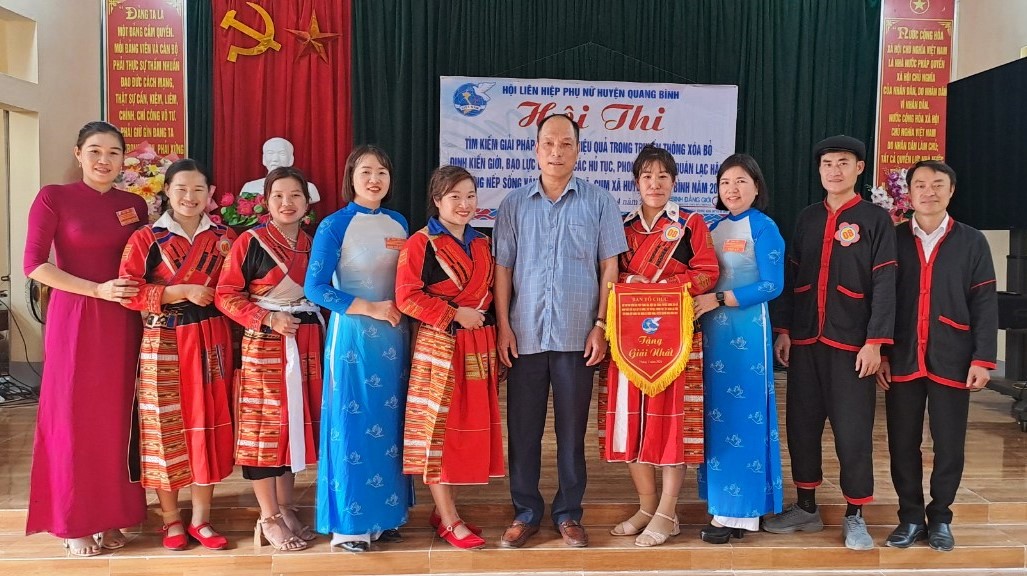 Ban tổ chức trao giải Nhất cho đội thi thuộc cụm thi xã Xuân Minh (Quang Bình).