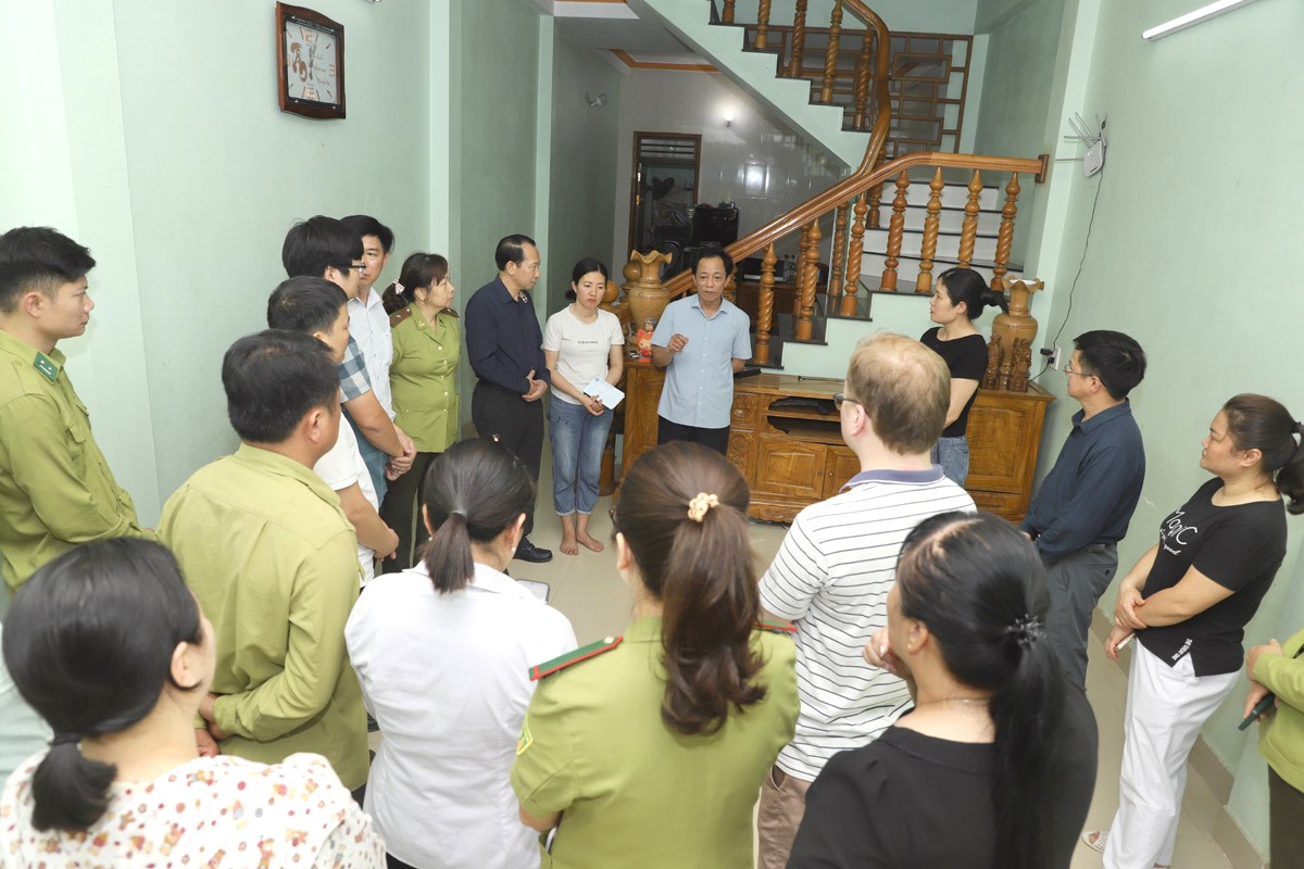 Phó Chủ tịch UBND tỉnh Trần Đức Quý cùng lãnh đạo Sở Nông nghiệp và PTNT, Chi cục Kiểm lâm tỉnh động viên gia đình đồng chí Trần Văn Khiên