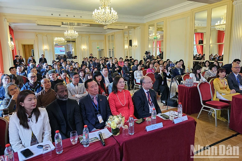Các đại biểu thảo luận các vấn đề rất thiết thực đối với đất nước, như tăng trưởng và phát triển bền vững, truyền thông số và tiến bộ khoa học công nghệ của quốc gia, phát triển nguồn nhân lực chất lượng cao, văn hóa và quan hệ quốc tế..., đồng thời đưa ra những gợi ý đóng góp cho công cuộc phát triển bền vững của Việt Nam. 