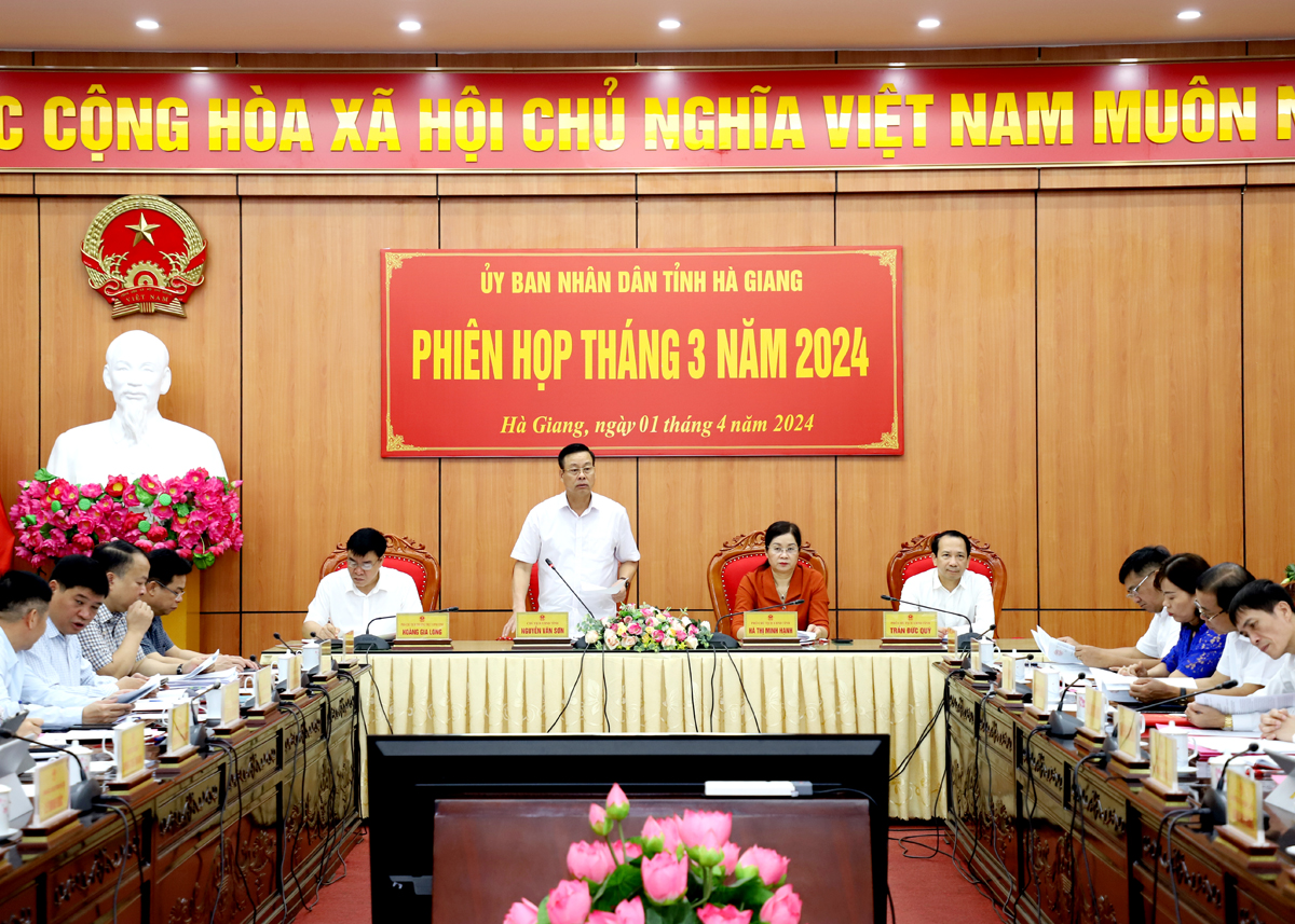 Chủ tịch UBND tỉnh Nguyễn Văn Sơn và các Phó Chủ tịch UBND tỉnh chủ trì phiên họp.