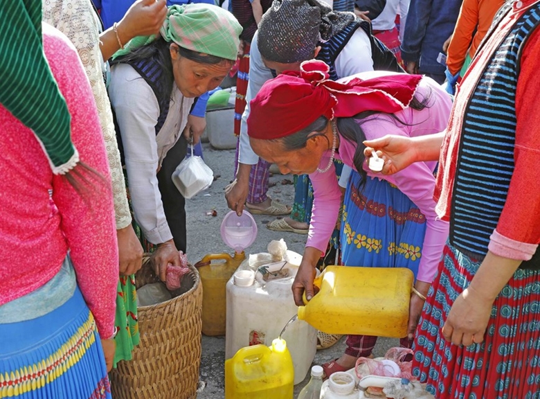 Wine is a familiar item to the highlanders at each market. 