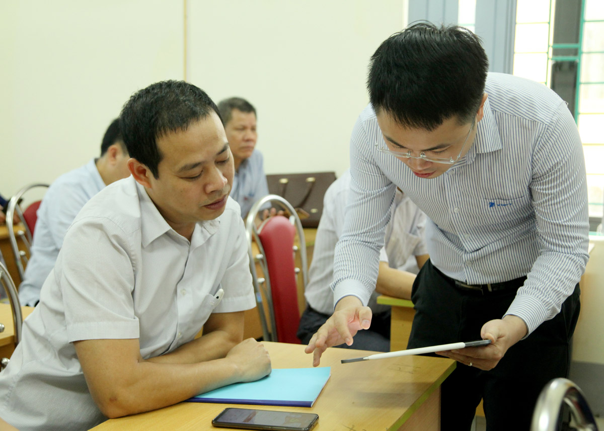 Cán bộ Viễn thông Hà Giang hướng dẫn đảng viên cài đặt, sử dụng ứng dụng Sổ tay đảng viên điện tử.