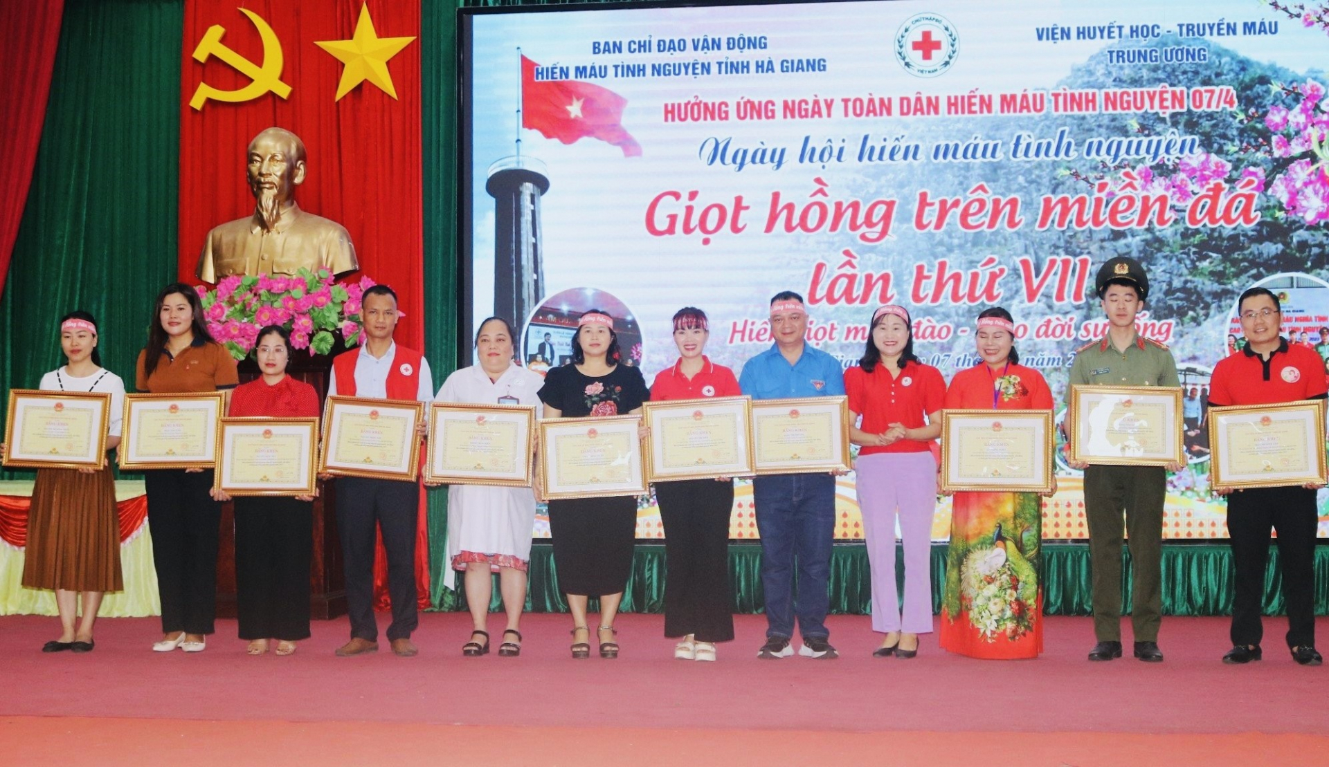 Lãnh đạo Hội chữ thập đỏ tỉnh trao Bằng khen của Chủ tịch UBND tỉnh cho các cá nhân có thành tích xuất sắc trong tuyên truyền, vận động HMTN năm 2023