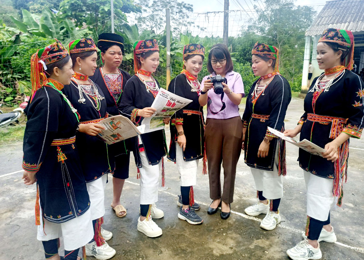 Người dân thôn Vật Lậu xã Vĩnh Hảo (Bắc Quang) cùng phóng viên Báo Hà Giang xem lại hình ảnh vừa tác nghiệp xong. Ảnh: PV
