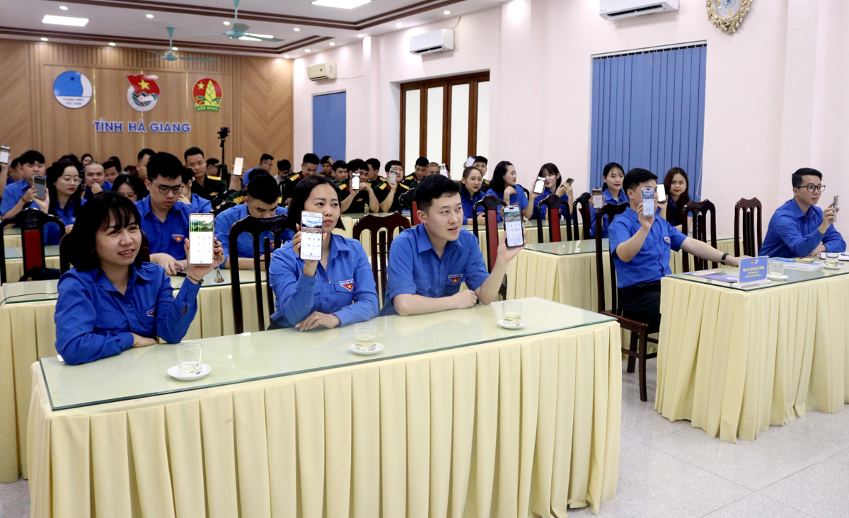Các đại biểu và đoàn viên, thanh niên tại Tỉnh đoàn cài đặt ứng dụng “Công dân số Hà Giang”