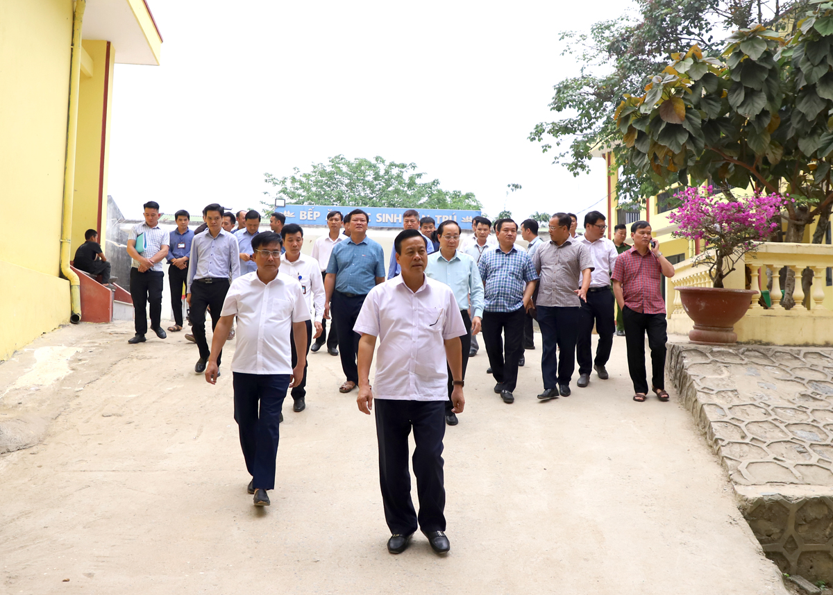 Chủ tịch UBND tỉnh Nguyễn Văn Sơn kiểm tra cơ sở vật chất Trường Phổ thông bán trú Tiểu học và THCS Đồng Tiến.